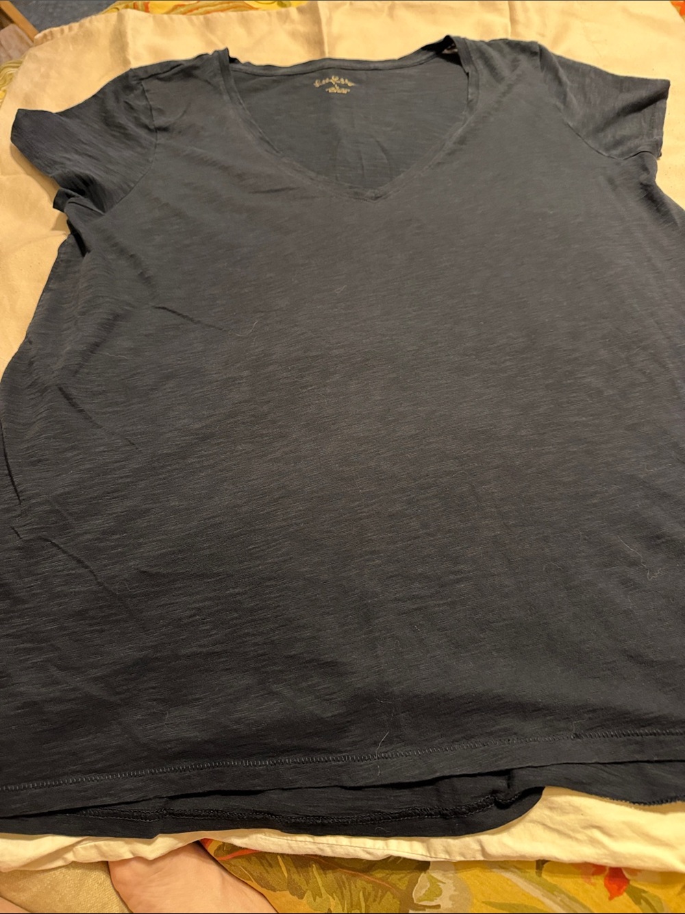 Lilly Pulitzer Womens V-Neck Tee in black